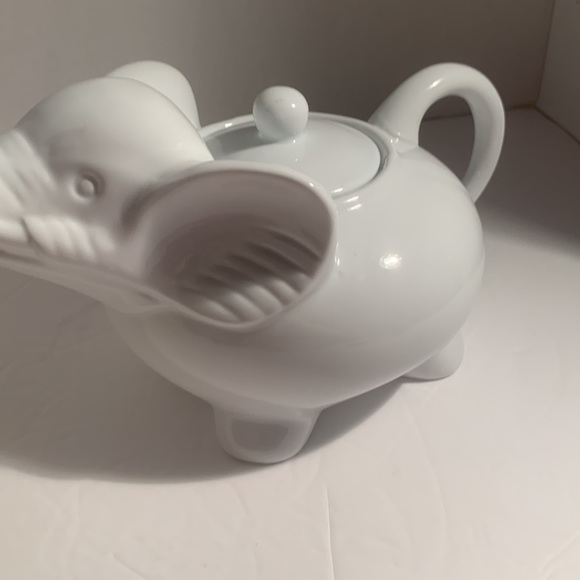 Abbott Dining White Ceramic Elephant Teapot Excellent Condition